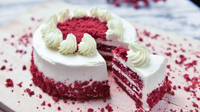 A cake being sliced effortlessly using dental floss